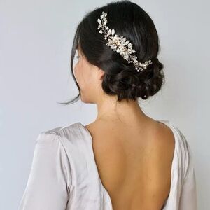Elegant Pearl and Gold Hair Accessory
